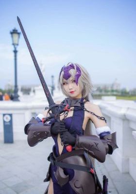北京地铁两女子扯发互殴